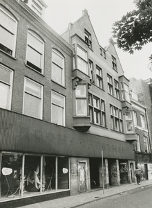 861630 Gezicht op de voorgevels van de leegstaande panden Oudegracht 75 (rechts)-79 in Wijk C te Utrecht, die voor de ...